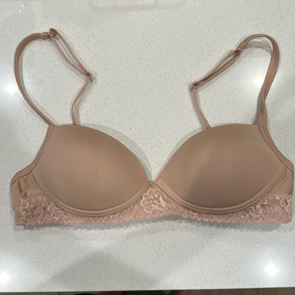 Lulalu Zuri nude 34AA bra